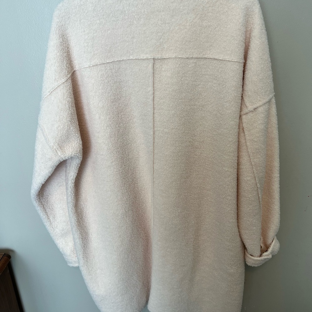 Cream Button-Up boucle teddy bear Jacket with deep patch Pockets. Shacket style - Picture 5 of 9